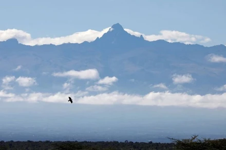 Núi Kenya ở Kenya là 1 trong 3 cánh đồng băng nhiệt đới ở châu Phi được WMO dự báo sẽ bị "xóa sổ" vào giữa thế kỷ này do tác động của biến đổi khí hậu. (Ảnh: Reuters)