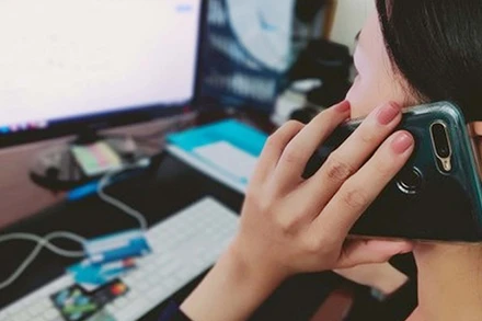Người dân cần thận trọng khi nghe những cuộc điện thoại lạ tự xưng là người thuộc các cơ quan chức năng. (Ảnh minh họa).