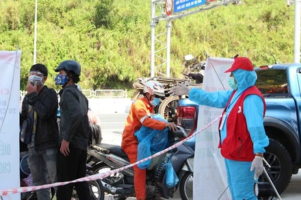 Tình nguyện viên hướng dẫn người dân khi vừa vào trạm dừng chân.