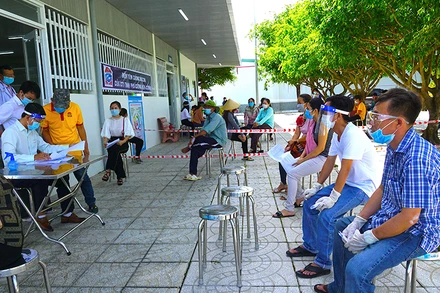 Test nhanh kháng nguyên SARS-CoV-2 cho công nhân tại Công ty TNHH Thủy sản Phú Cường - Kiên Cường Cà Mau