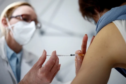 Tiêm ngừa Covid-19 ở La Baule, Pháp, ngày 17/2/2021. (Ảnh: Reuters)