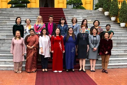 Phó Chủ tịch nước Võ Thị Ánh Xuân chụp ảnh lưu niệm cùng các nữ đại sứ, đại biện các nước tại Việt Nam.