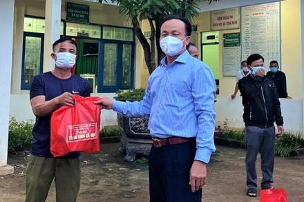 Lãnh đạo Huyện ủy Krông Pắc thăm và tặng quà cho các lao động đang cách ly tại nhà.