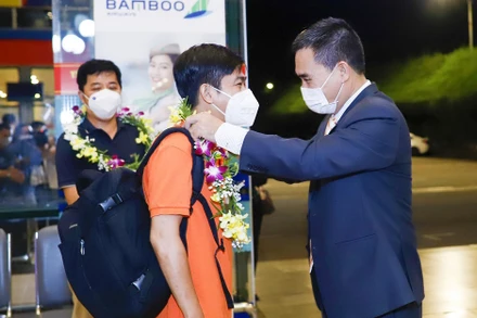 Giám đốc Sở Du lịch Quảng Bình Nguyễn Ngọc Quý đón đoàn khách du lịch nội địa đầu tiên đến địa phương sau giãn cách.