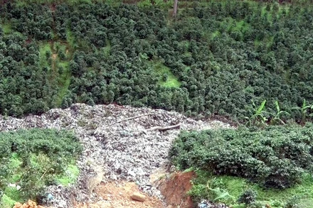 Hàng chục tấn rác thải tràn xuống thung lũng, ảnh hưởng đến khu vực canh tác cà-phê của người dân.