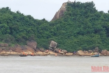 Lực lượng chức năng tìm kiếm 3 ngư dân bị lũ cuốn trôi. (Ảnh: HIỂN CỪ) 