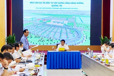 Phó Bí thư Tỉnh ủy, Chủ tịch UBND tỉnh Quảng Trị Võ Văn Hưng báo cáo Dự án đầu tư cảng hàng không Quảng Trị với Hội đồng thẩm định liên ngành Trung ương.