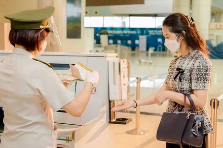 Máy đo thân nhiệt kết hợp khử khuẩn tay tại điểm kiểm tra an ninh và cửa ra tàu bay. (Ảnh: NIA)