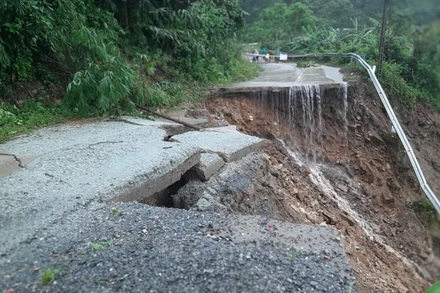 Sạt lở nghiêm trọng trên tuyến đường Eo Chim đi Trà Nham khiến hàng trăm hộ dân xã Hương Trà, huyện Trà Bồng bị cô lập.