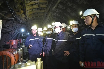 Phó Thủ tướng Chính phủ Lê Văn Thành trực tiếp xuống nơi sản xuất của công nhân tại lò chợ Cơ giới hóa mức -240m của Công ty cổ phần Than Núi Béo.