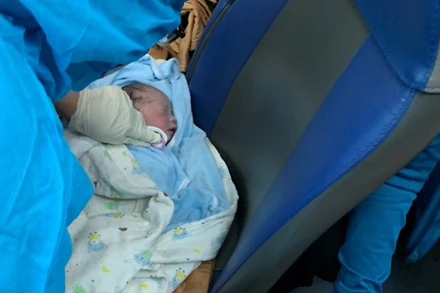 Em bé nặng khoảng 3 kg, chào đời trên tàu tối 8/10. (Ảnh: TCty ĐSVN cung cấp)