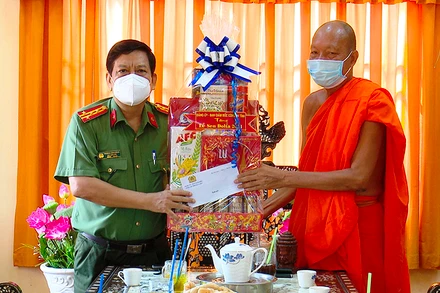 Đại diện Đảng ủy, Ban Giám đốc Công an tỉnh trao tặng quà các vị chức sắc, chư tăng tại một số chùa của đồng bào Khmer ở Bạc Liêu. 