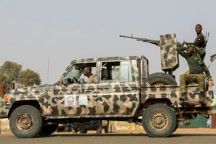 Lực lượng an ninh Nigeria tuần tra trong chiến dịch giải cứu các nữ sinh bị bắt cóc ở Jangebe, Zamfara, ngày 3/3/2021. (Ảnh: Reuters)