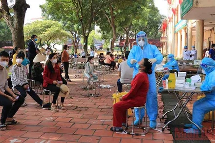 Lấy mẫu xét nghiệm SARS-CoV-2 tại khu 3, thị trấn Phố Mới, huyện Quế Võ, tỉnh Bắc Ninh.