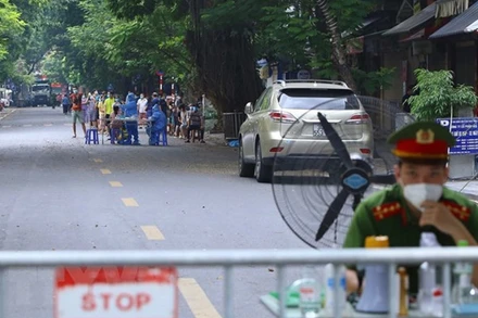 Xét nghiệm cho người dân khu vực quanh Bệnh viện Việt Đức. (Ảnh: TTXVN)