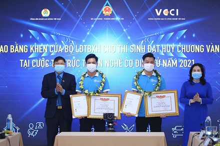 Vinh danh 2 thí sinh đạt Huy chương vàng cuộc thi trực tuyến nghề cơ điện tử năm 2021 (Ảnh: GDVT). 