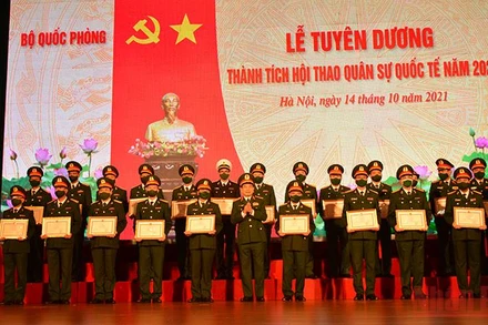 Bộ trưởng Quốc phòng Phan Văn Giang trao tặng Bằng khen cho đại diện tập thể, cá nhân có thành tích xuất sắc trong tham gia Army Games 2021.