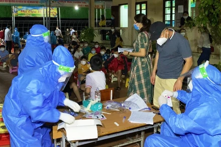 Trung tâm Y tế huyện Minh Hóa (Quảng Bình) xét nghiệm cho người dân thị trấn Quý Đạt trong đêm.