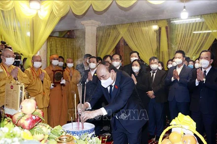 Chủ tịch nước Nguyễn Xuân Phúc viếng Đại lão Hòa thượng Thích Phổ Tuệ. (Ảnh: TTXVN)