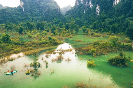 Chèo Kayak ở suối nước Moọc trong mùa mưa.