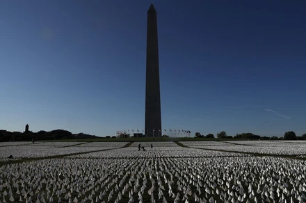 Triển lãm “In America: Remember” do nghệ sĩ Suzanne Brennan Firstenberg thực hiện được đặt ở khu vực công viên National Mall, Mỹ. (Ảnh: Reuters)