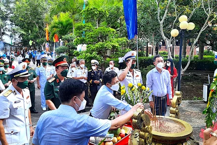 Tưởng niệm, dâng hương kỷ niệm 60 đường Hồ Chí Minh trên biển tại Di tích quốc gia Bến Vàm Lũng vào sáng 23/10.