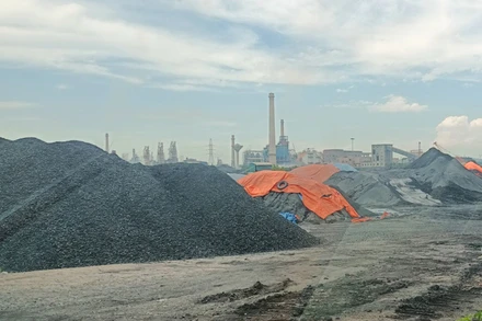 Bến, bãi tập kết than trái phép tồn tại nhiều nơi ở thị xã Kinh Môn.