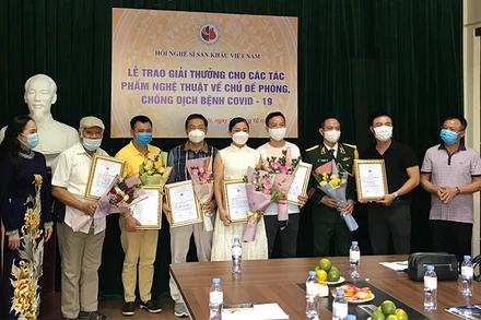 Ban Tổ chức trao thưởng cho các tác giả, nghệ sĩ sân khấu có tác phẩm đạt giải.