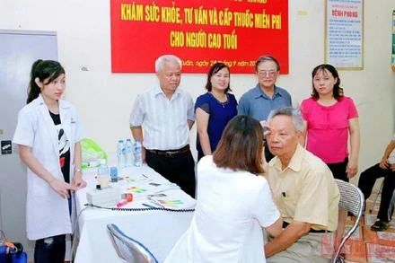 Khám và tư vấn sức khỏe cho người cao tuổi ở phường Khương Trung, quận Thanh Xuân, Hà Nội. (Ảnh: MINH HẠNH)