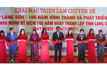 Các đại biểu tham gia cắt băng khai mạc triển lãm.