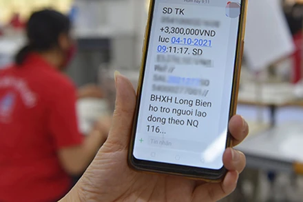 Lao động nhận tiền hỗ trợ từ Quỹ Bảo hiểm thất nghiệp (Ảnh: Bảo hiểm xã hội Hà Nội).