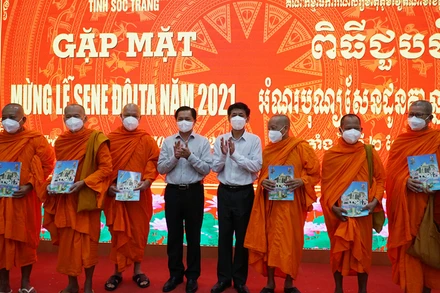 Lãnh đạo tỉnh Sóc Trăng tặng quà cho các vị sư sãi tiêu biểu.