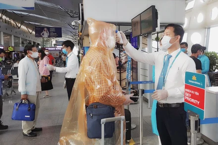 Kiểm tra thân nhiệt của hành khách tại sân bay Nội Bài.