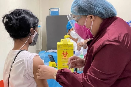 Tiêm vaccine Pfizer-BioNTech phòng Covid-19 cho trẻ em Philippines, tại TP Pasig, Manila, ngày 15/10/2021. (Ảnh: Văn phòng TP Pasig)
