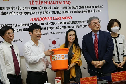 Trao các bộ đồ dùng thiết yếu cho phụ nữ/trẻ em gái ở ba địa phương bị dịch Covid-19 ảnh hưởng nặng nề (Ảnh: UNFPA).