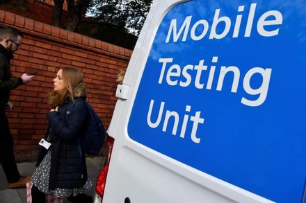 Xét nghiệm Covid-19 lưu động ở London, Anh, ngày 21/10/2021. (Ảnh: Reuters)