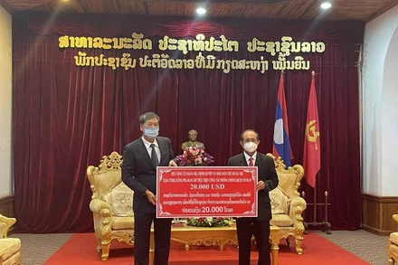 Tổng Lãnh sự Nguyễn Đăng Hùng (trái) trao hỗ trợ cho tỉnh Luang Prabang, ngày 5/10.