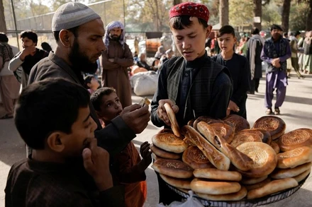 Người dân Afghanistan mua bánh mì tại một điểm tạm trú ở công viên Shahr-e Naw, Kabul, Afghanistan, ngày 4/10/2021. (Ảnh: Reuters)