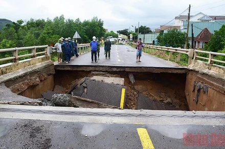 Hiện trường vụ xói lở mố cầu Ngô La qua quốc lộ 19C đoạn qua huyện Vân Canh, tỉnh Bình Định. (Ảnh: Cát Hùng)