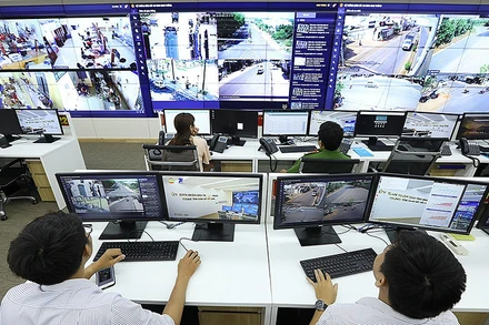 Hoạt động giám sát tại Trung tâm Điều hành và Giám sát thông minh tỉnh Bình Phước. Ảnh: TTXVN