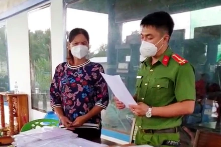 Cơ quan Công an tỉnh Đắk Nông thực hiện lệnh bắt bị can đối với Lê Thị Hồng, Giám đốc Công ty Nam Nhân.