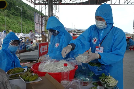 Hội Chữ thập đỏ Đà Nẵng hỗ trợ bữa ăn cho người dân về quê từ các tỉnh, thành phố phía nam (Ảnh: VRC).