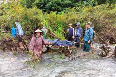 Chính quyền và người dân tìm thấy thi thể người đàn ông bị lũ cuốn trôi ở Thạch Hóa (Quảng Bình).