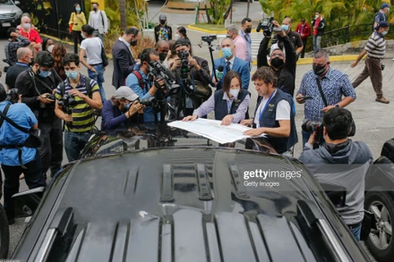 Các quan sát viên EU xem bản đồ Venezuela khi triển khai phái đoàn giám sát bầu cử tại đây.(Ảnh: Gettyimages)