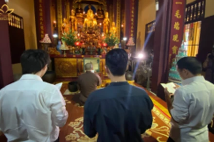 Nhóm rappers sám hối tại chính điện chùa Quán Sứ.