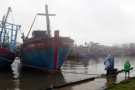 Người dân tháo dây néo, tách tàu để di chuyển ra biển. 