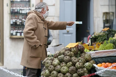 Người dân mua hàng hóa tại một khu chợ ngoài trời ở Rome, Italia, ngày 12/3/2021. (Ảnh: Reuters)