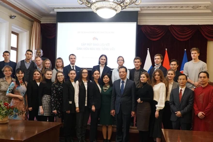 Đại sứ Đặng Minh Khôi chụp ảnh lưu niệm cùng thầy trò chuyên ngành tiếng Việt. (Ảnh: QUẾ ANH)