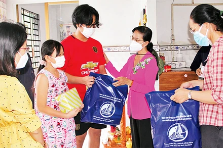 Lãnh đạo huyện Bình Chánh, TP Hồ Chí Minh thăm và tặng quà trẻ mồ côi (Ảnh minh họa: Khánh Trình).