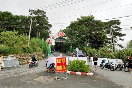 Lực lượng chức năng kiểm soát đường vào làng hoa Vạn Thành và các địa điểm nguy cơ lây nhiễm.